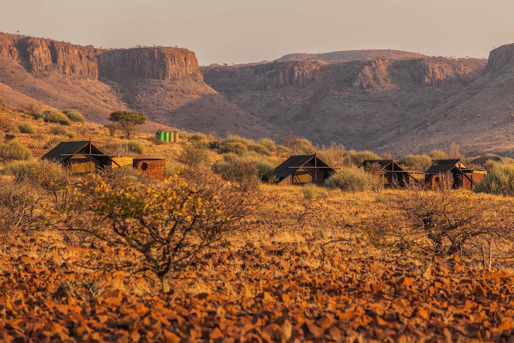 Etendeka Mountain Camp Дамараленд Екстериор снимка