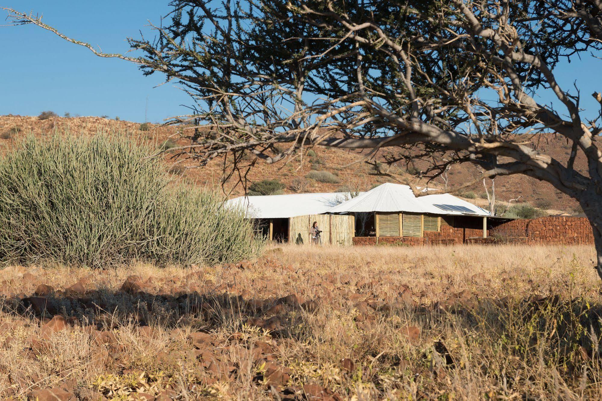 Etendeka Mountain Camp Дамараленд Екстериор снимка