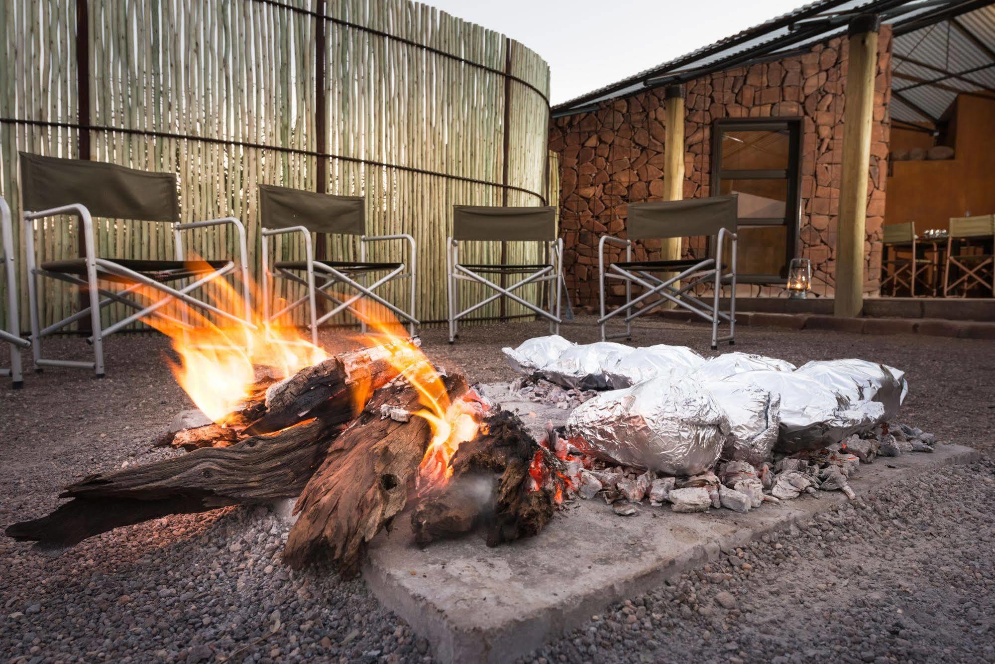 Etendeka Mountain Camp Дамараленд Екстериор снимка