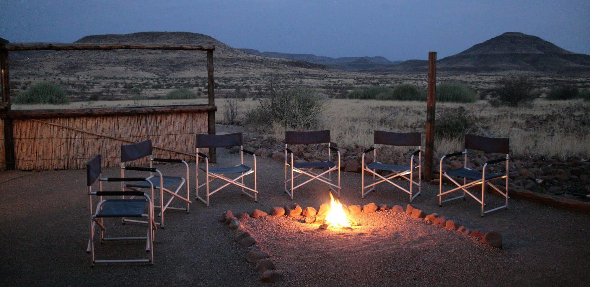 Etendeka Mountain Camp Дамараленд Екстериор снимка